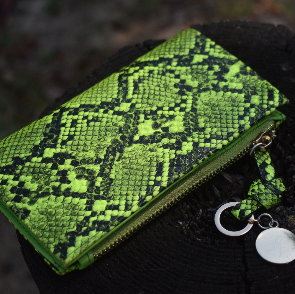 Sssssuper cute snakeskin wallet